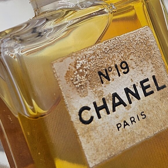 CHANEL No 19 Parfum - Picture 7 of 8